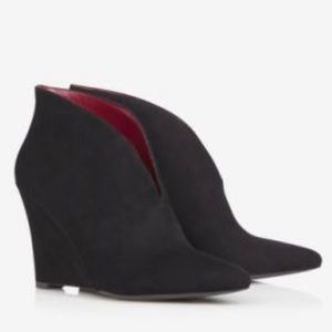 Express Deep V Wedge Bootie Heels Size 8 Black